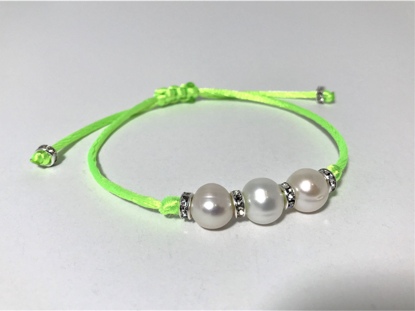 Personalized Freshwater Pearl Bracelet with Initial Charm – Adjustable Bridesmaid Gift for Women