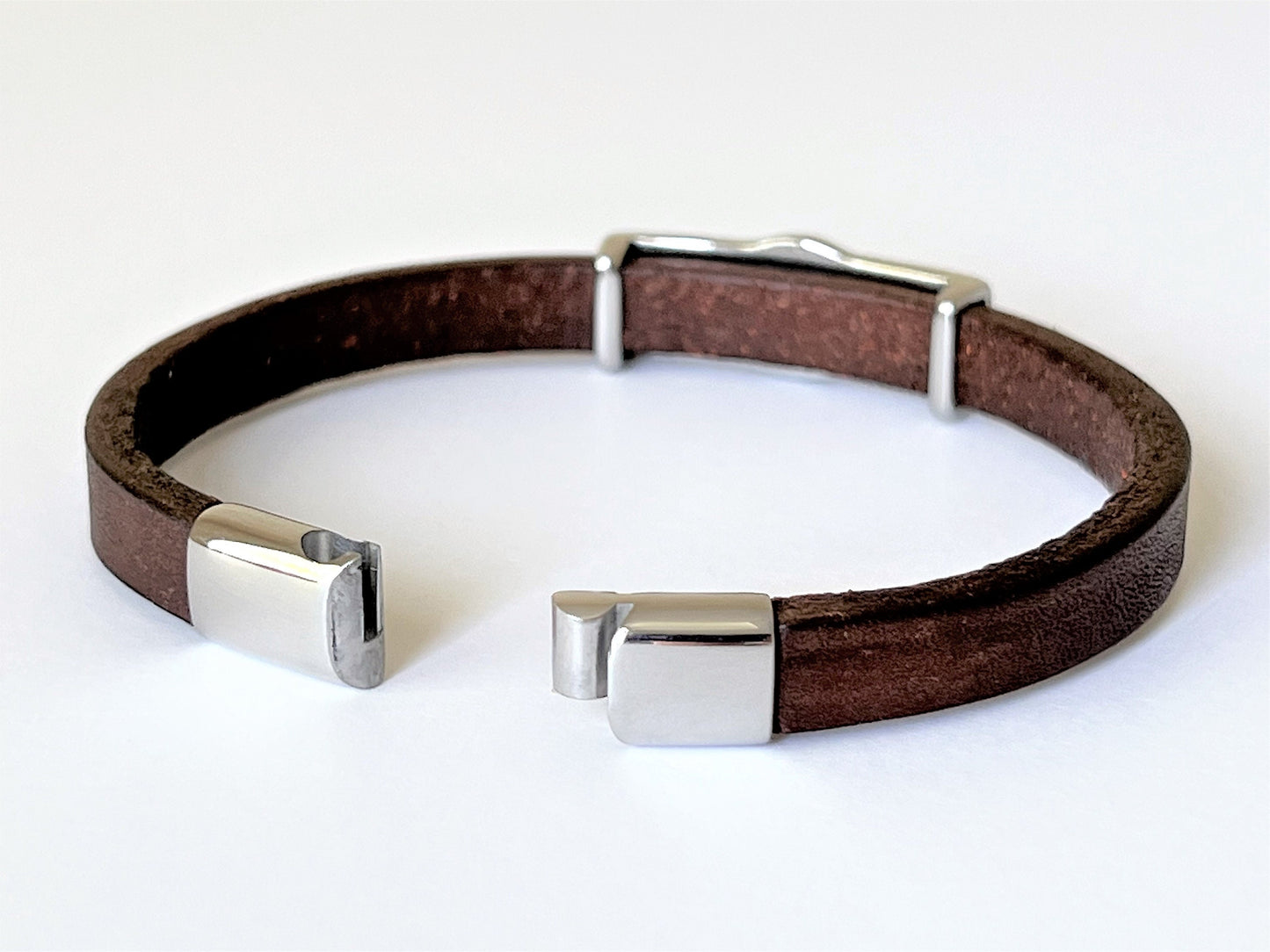 View with open clasp. The clasp has a mechanical and magnet lock.
