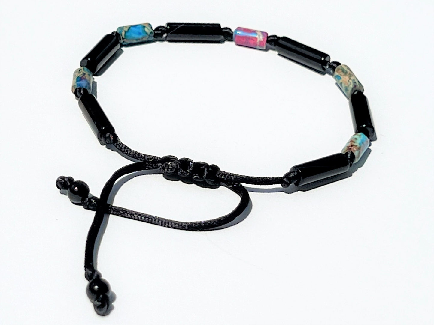 Showing an easily adjustable sliding macrame clasp.