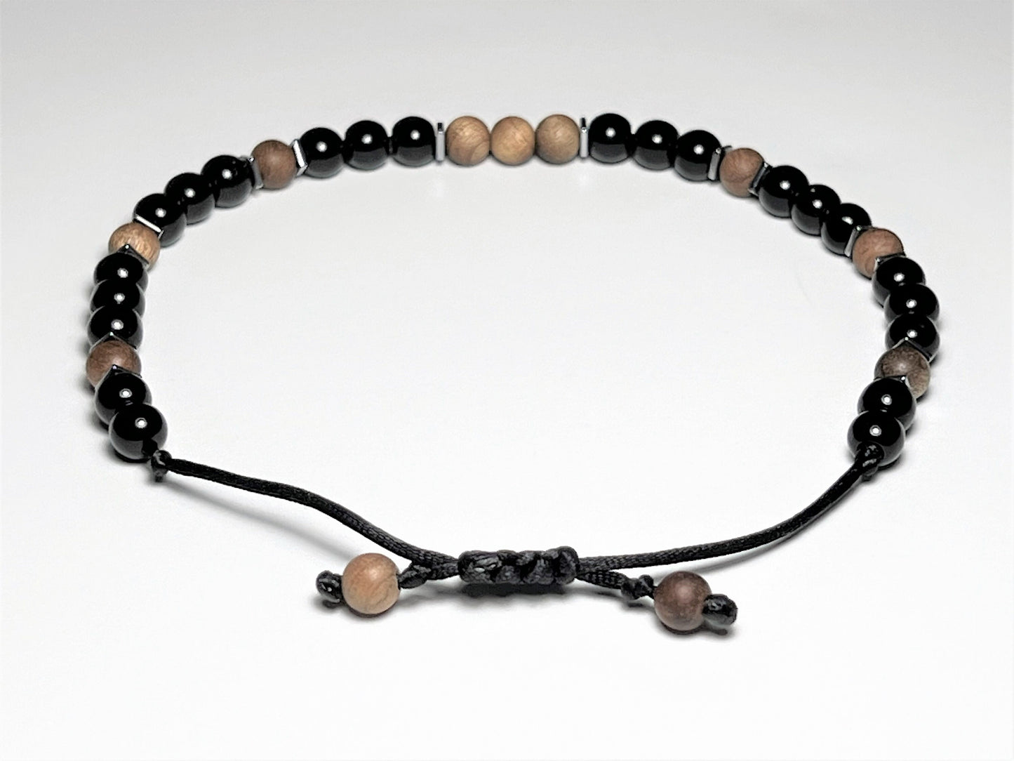 Adjustable Onyx and Sandalwood Beaded Bracelet. Close-up view of the clasp.