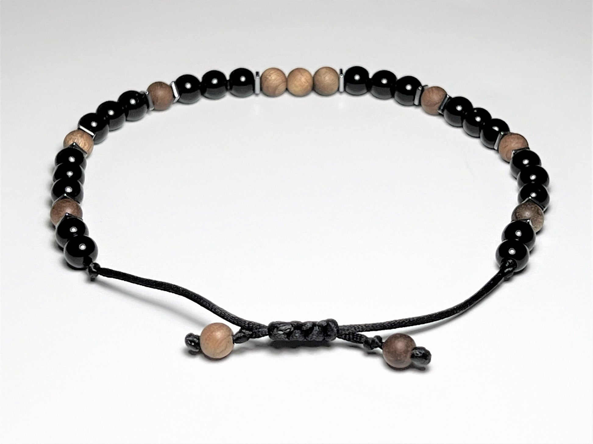 Adjustable Onyx and Sandalwood Beaded Bracelet. Close-up view of the clasp.